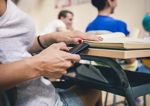 Device That Blocks Cell Phone Use